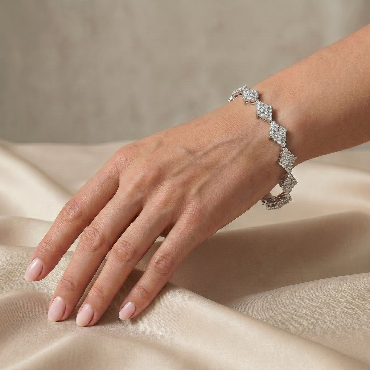 Rhombus Cluster Round Diamond Bracelet