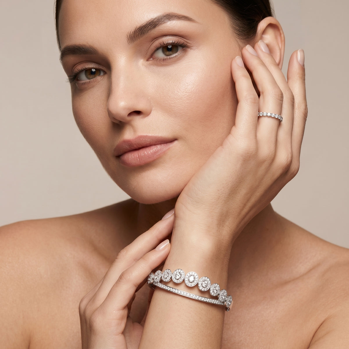 Graduated Oval Halo Diamond Bangle