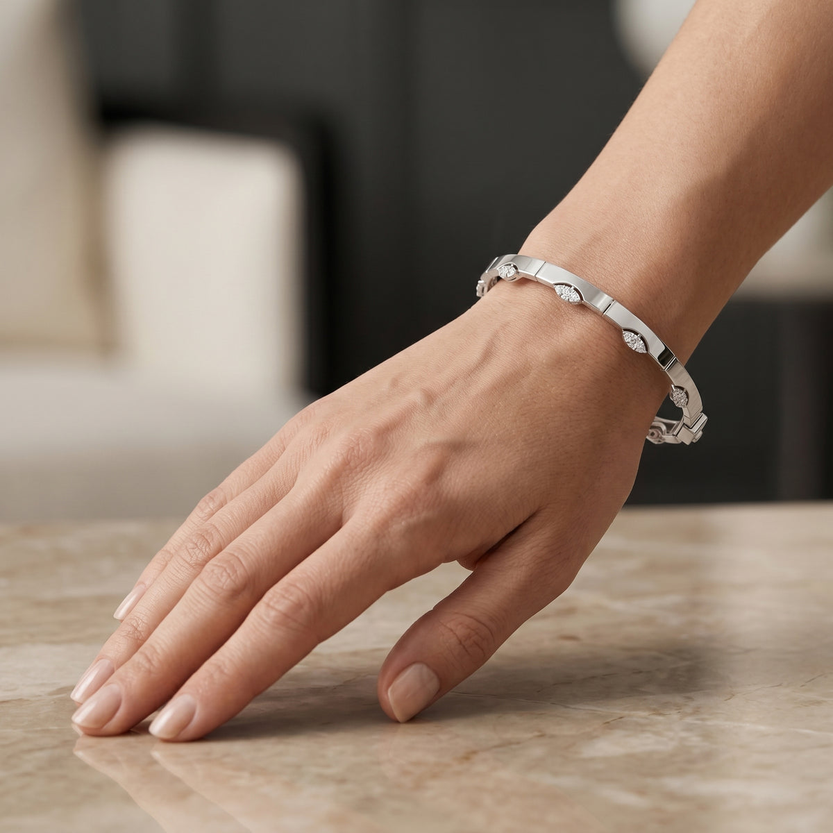 سوار صلب ذهبي بمحطات ألماس نافيت