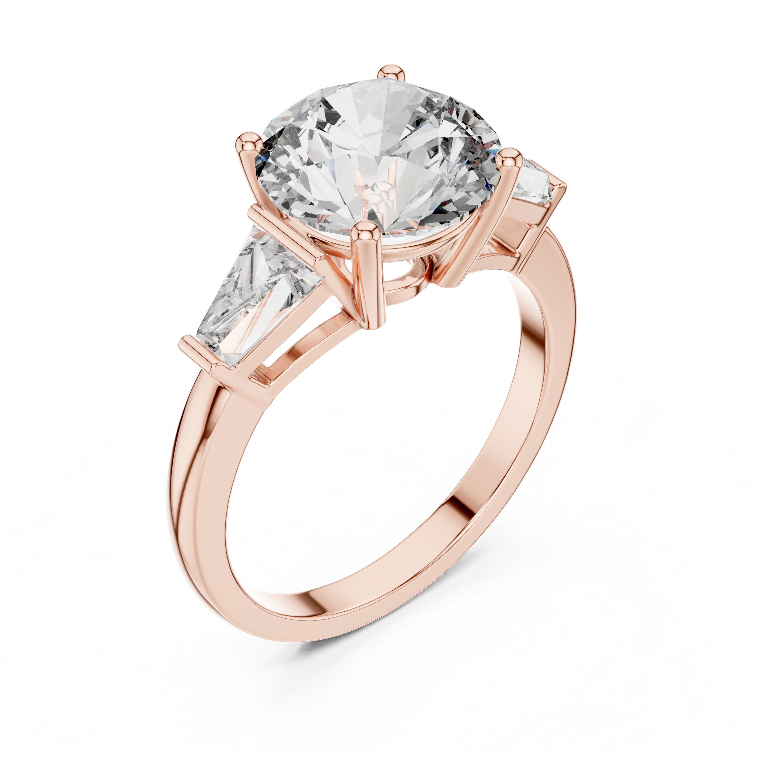 خاتم خطوبة بألماسة مستديرة بثلاث ألماسات مع جوانب باغيت مدبّبة in Rose Gold - VYKA Diamonds