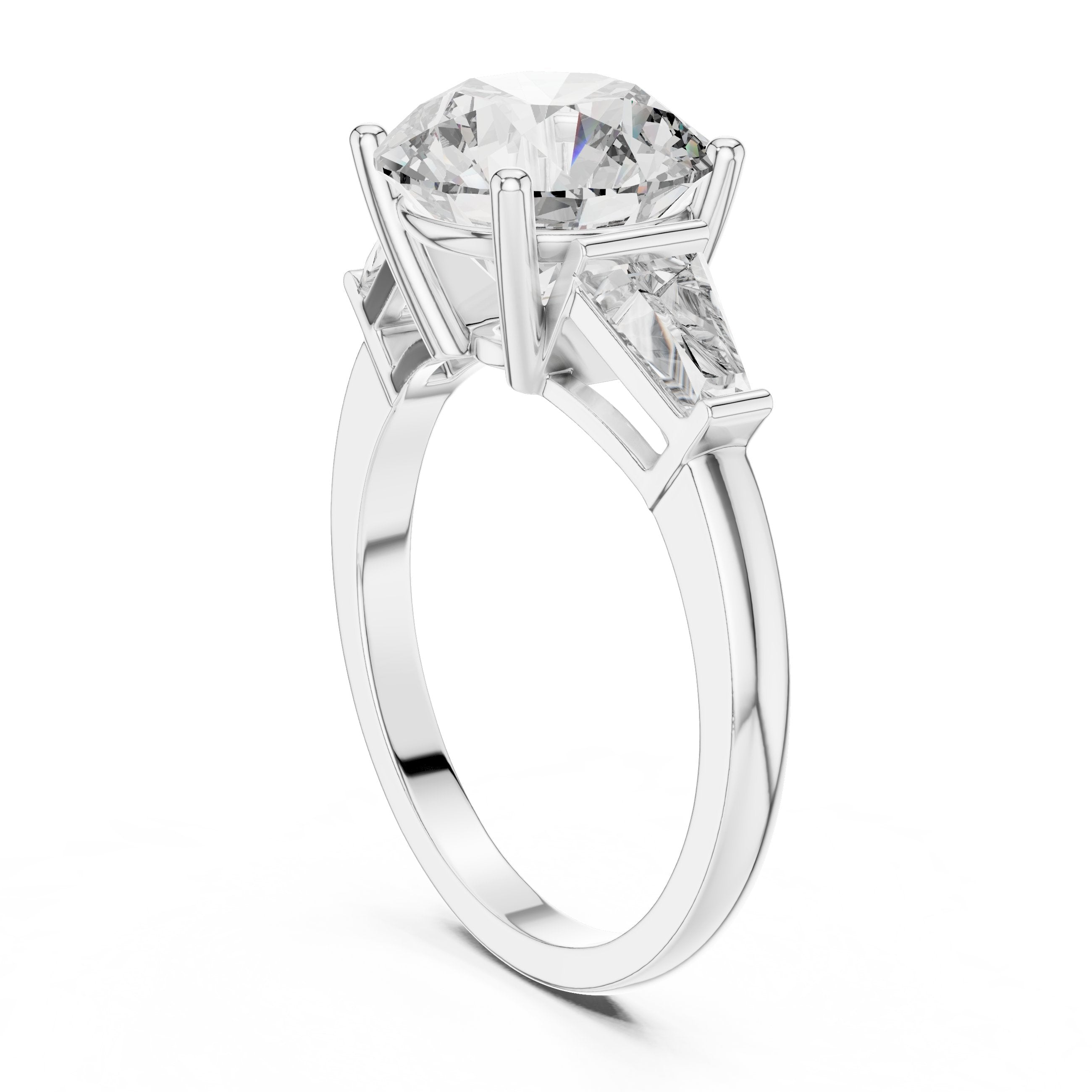 خاتم خطوبة بألماسة مستديرة بثلاث ألماسات مع جوانب باغيت مدبّبة in White Gold - VYKA Diamonds