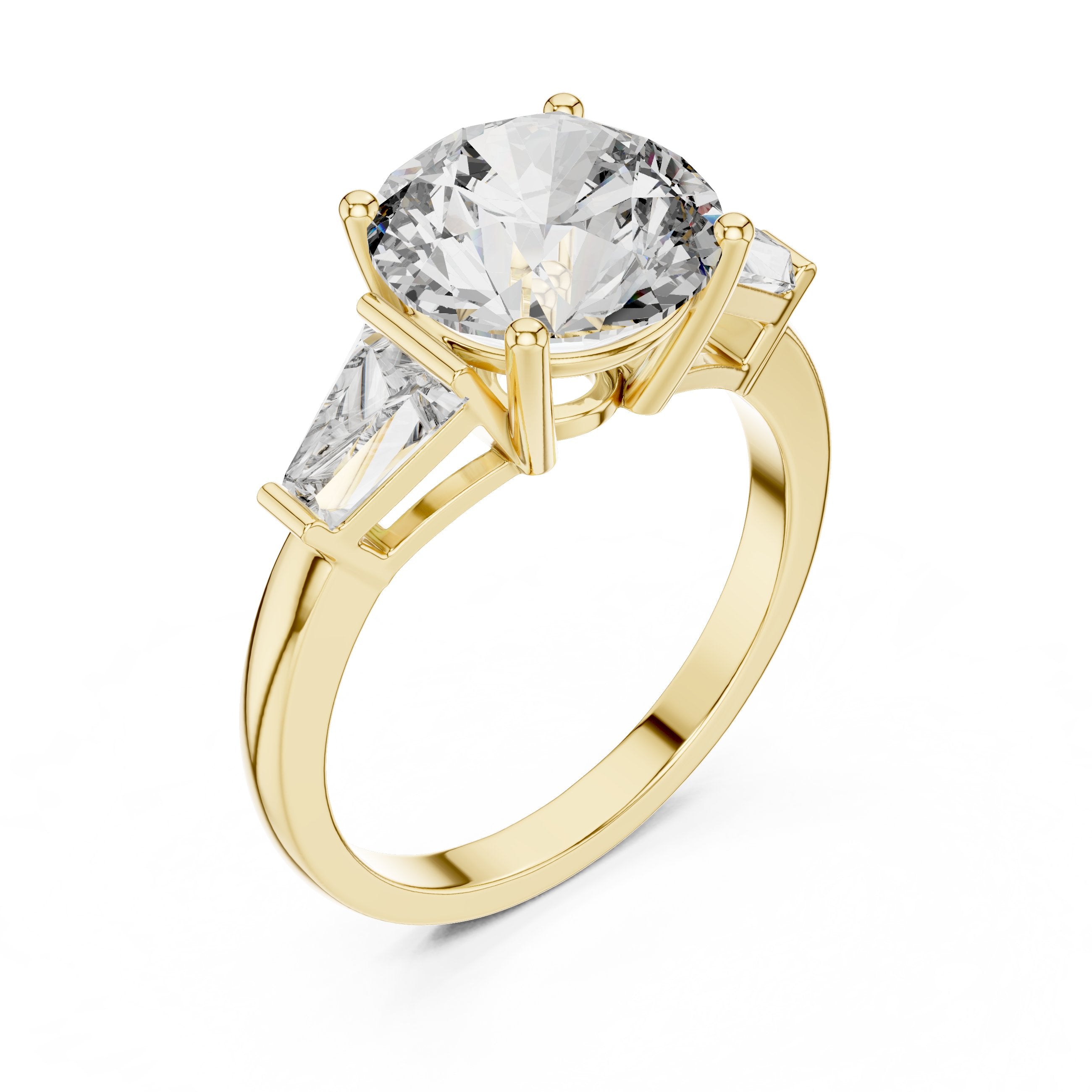 خاتم خطوبة بألماسة مستديرة بثلاث ألماسات مع جوانب باغيت مدبّبة in Yellow Gold - VYKA Diamonds