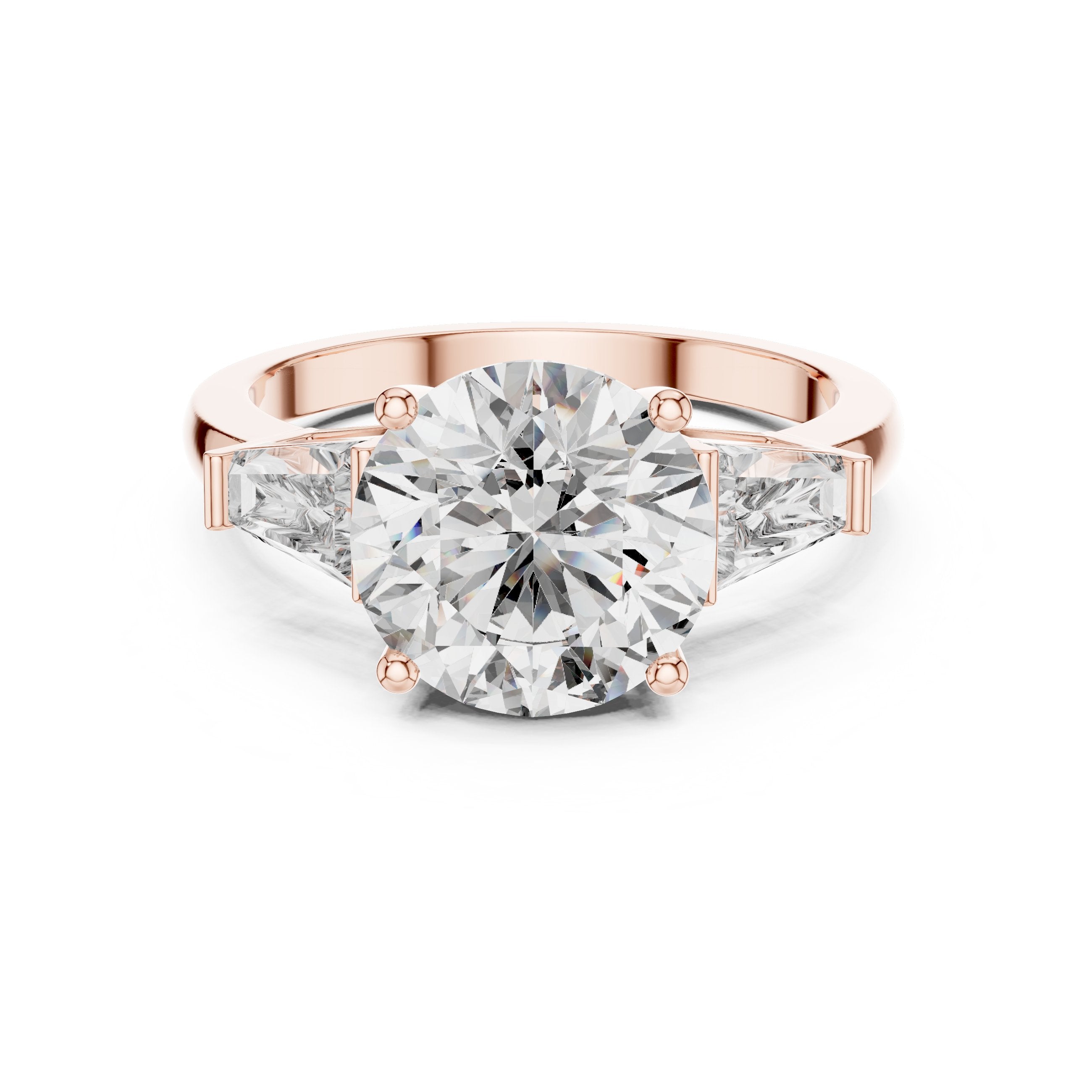 خاتم خطوبة بألماسة مستديرة بثلاث ألماسات مع جوانب باغيت مدبّبة in Rose Gold - VYKA Diamonds