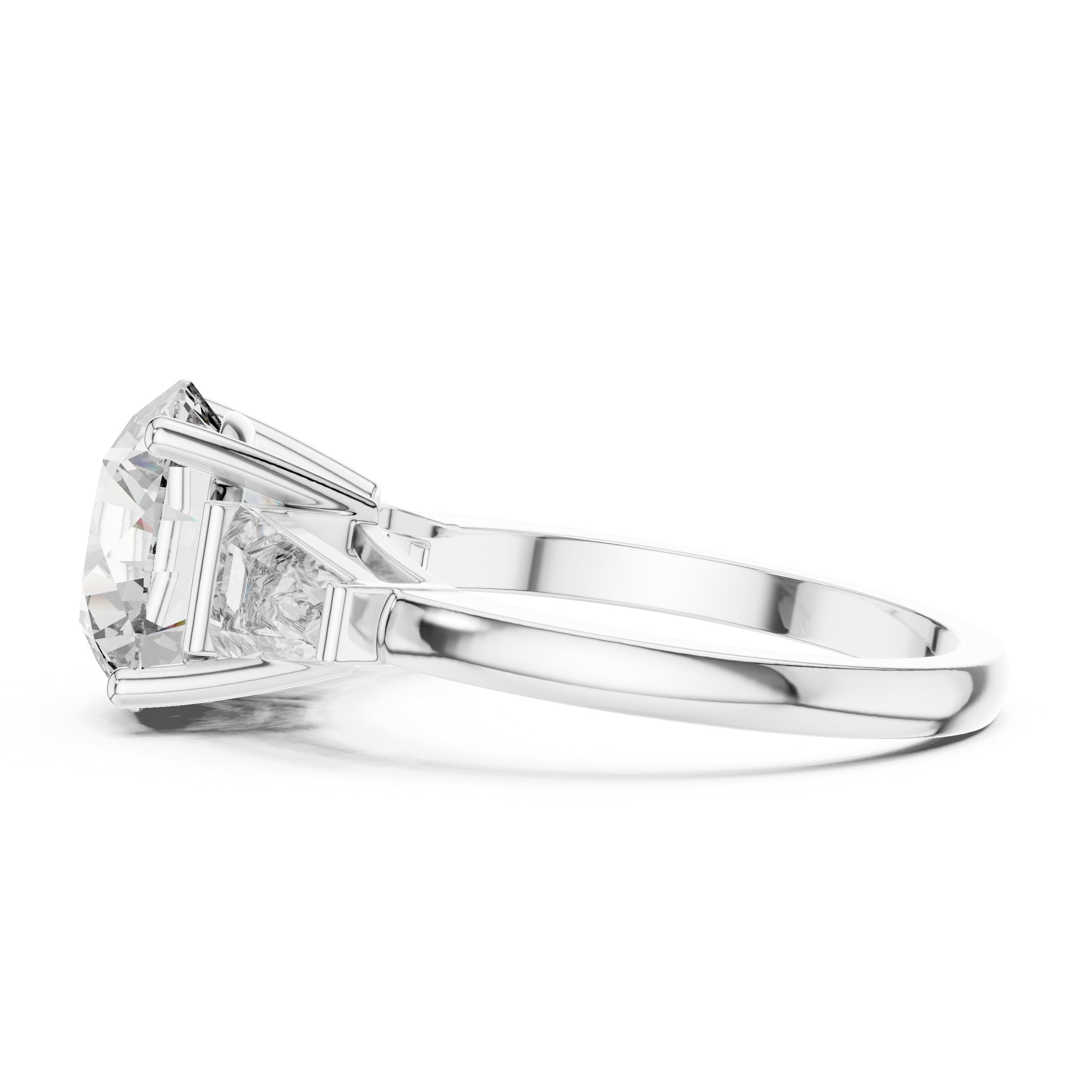 خاتم خطوبة بألماسة مستديرة بثلاث ألماسات مع جوانب باغيت مدبّبة in White Gold - VYKA Diamonds