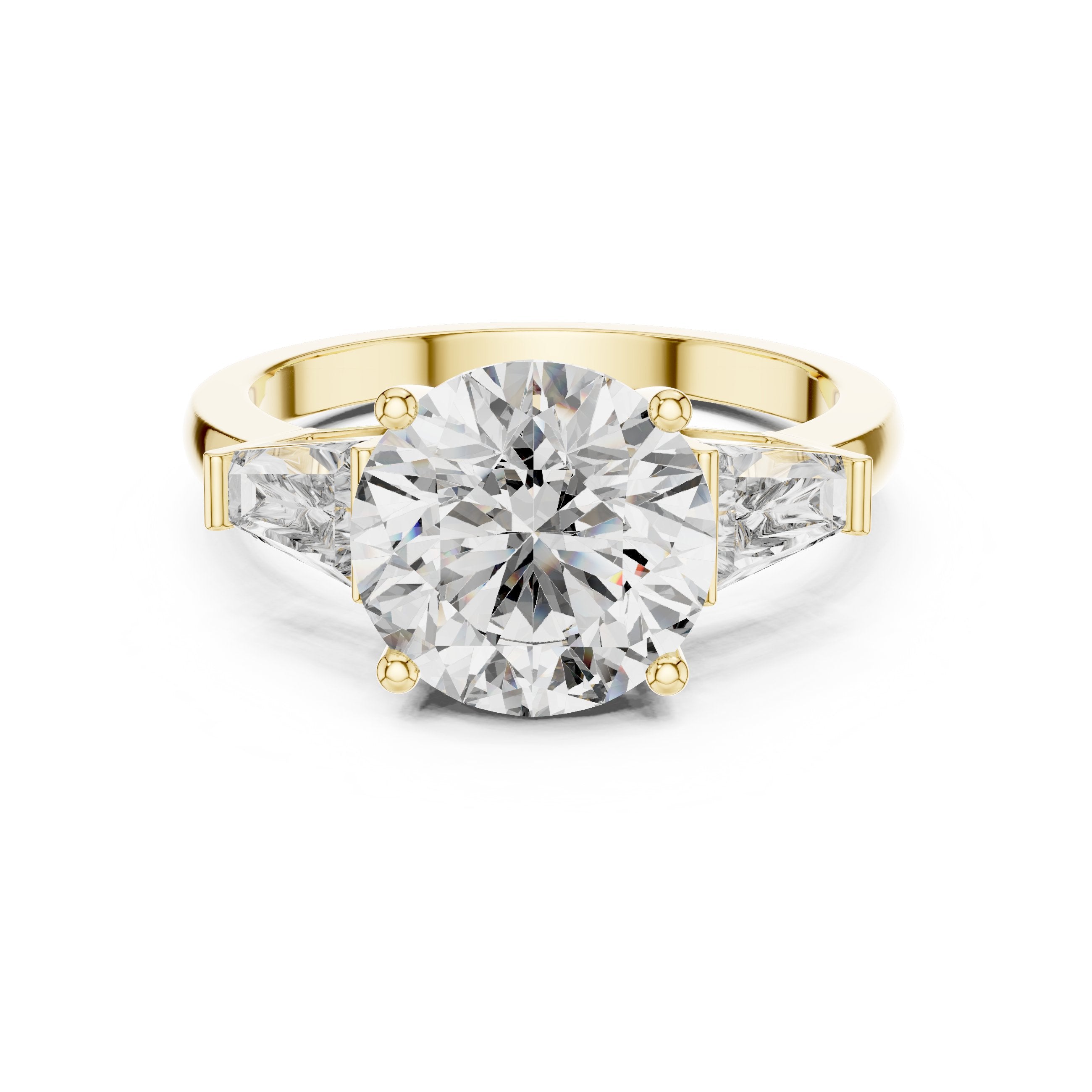 خاتم خطوبة بألماسة مستديرة بثلاث ألماسات مع جوانب باغيت مدبّبة in Yellow Gold - VYKA Diamonds